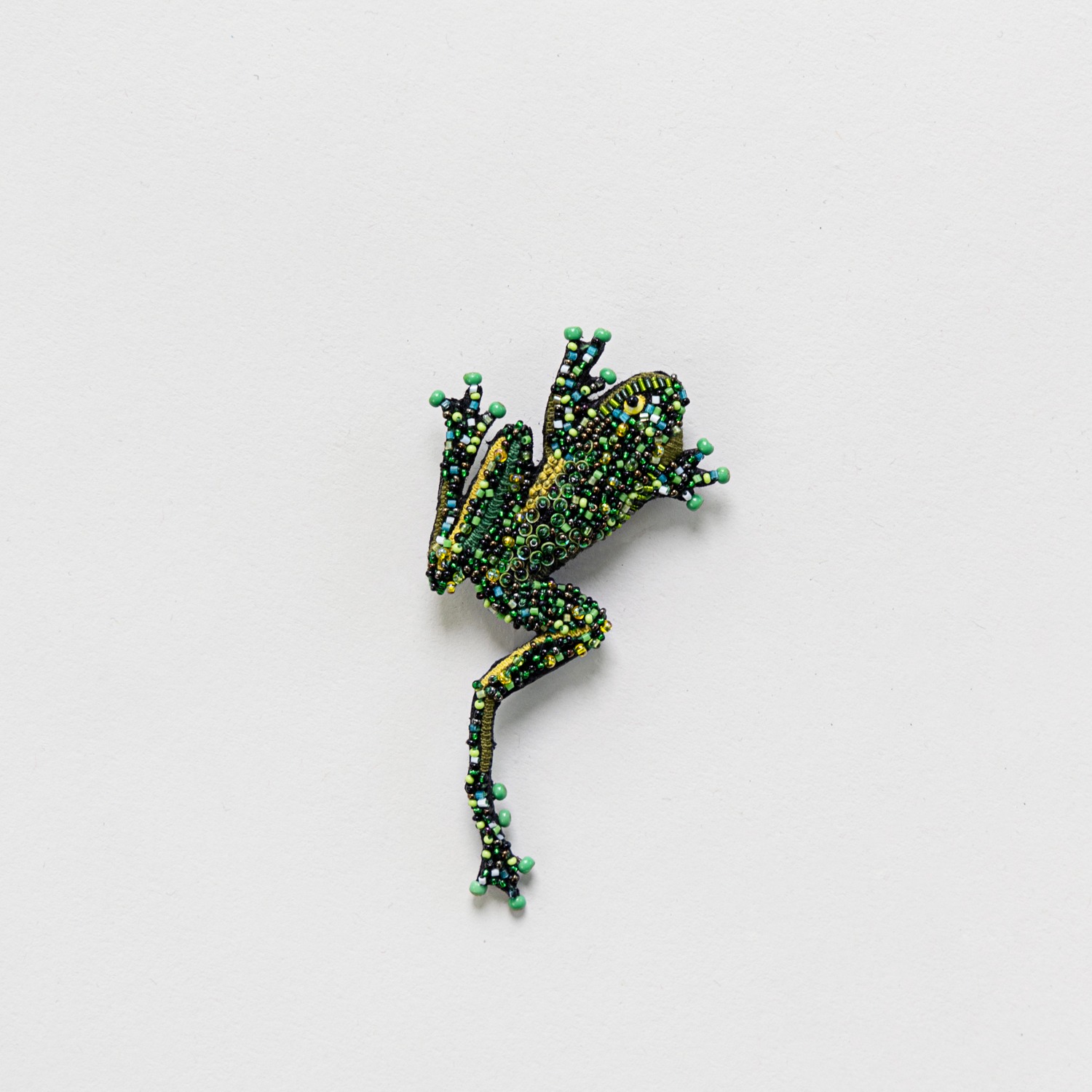 TROVELORE Peacock Tree Frog M Brooch Pin