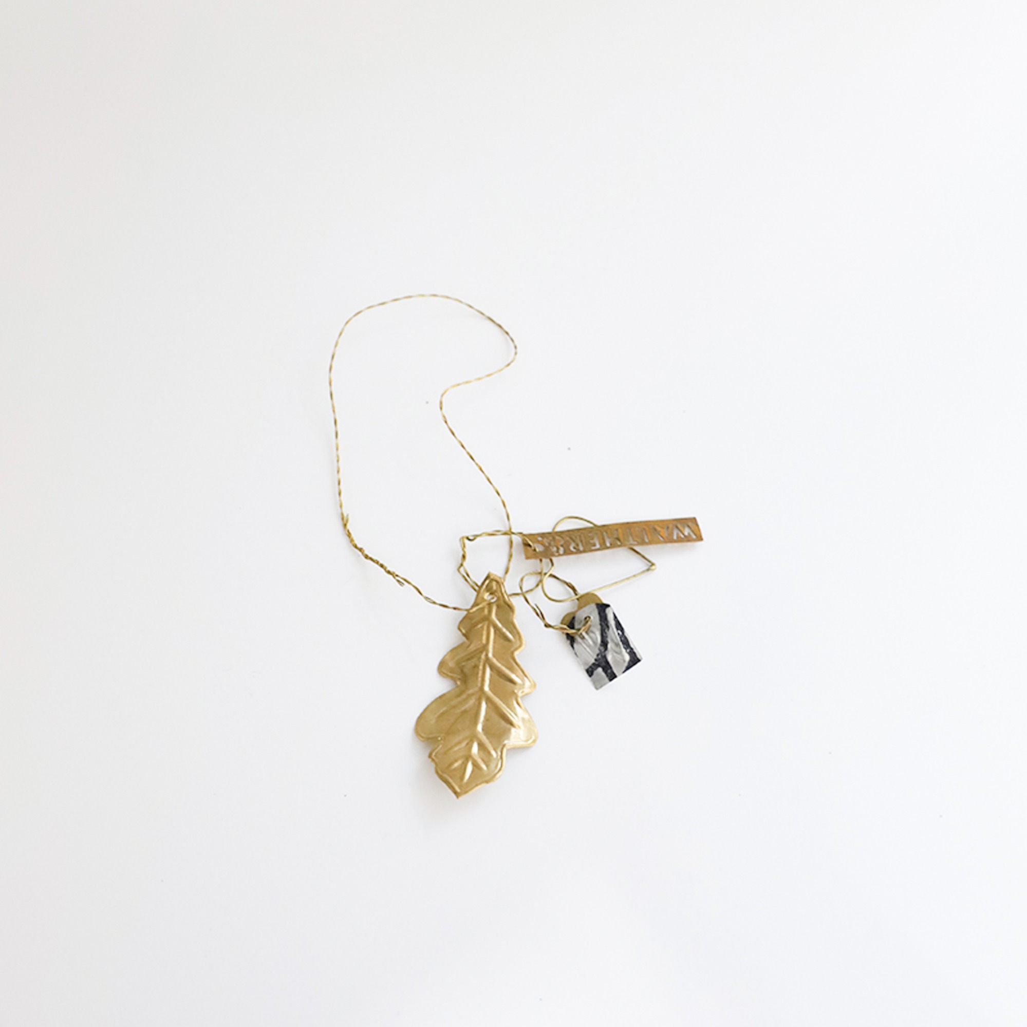 WALTHER&amp;CO Hanging Natures, Oak Leaf - Brass 6.5cm