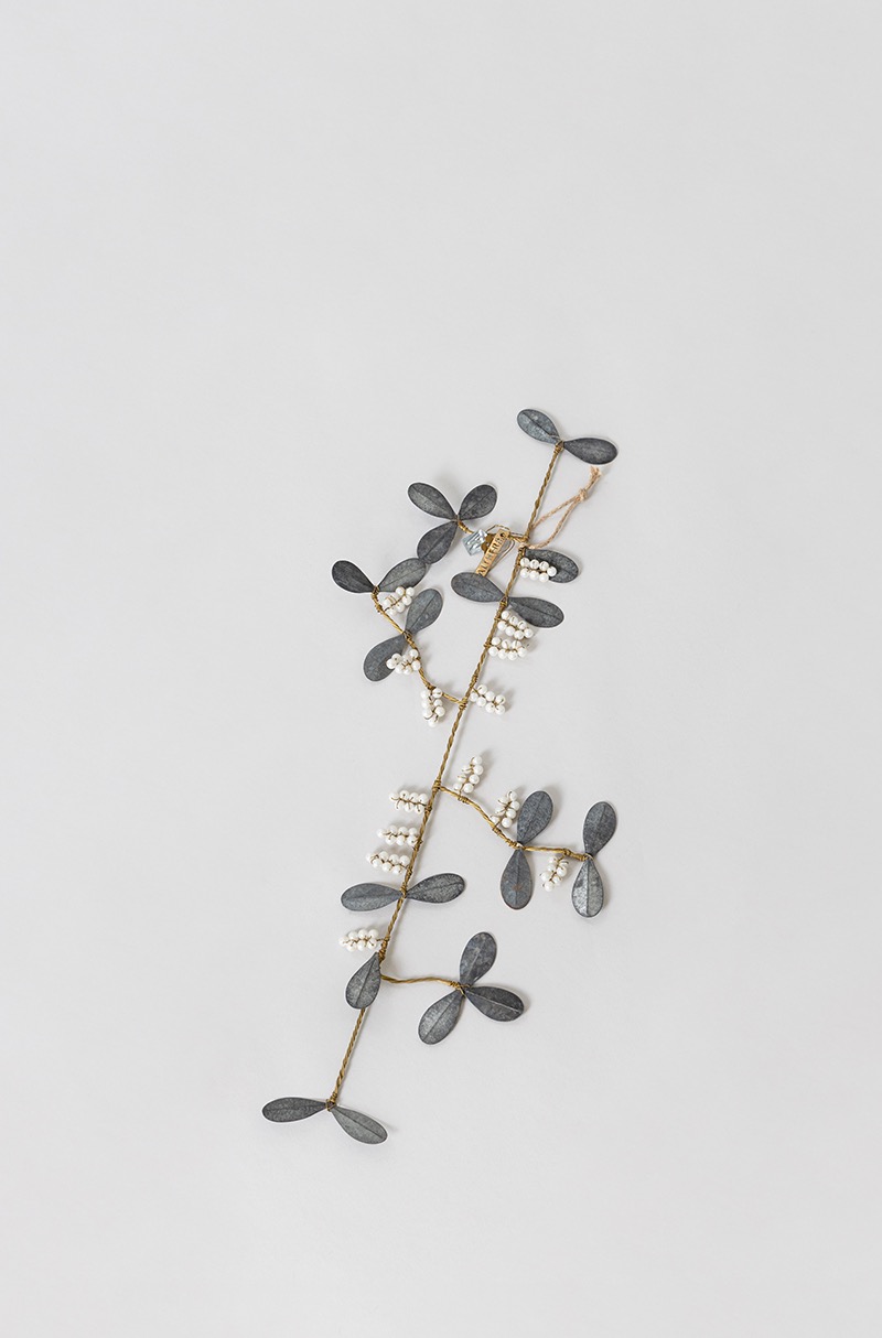 WALTHER&amp;CO Hanging natures snowberry branch, zinc